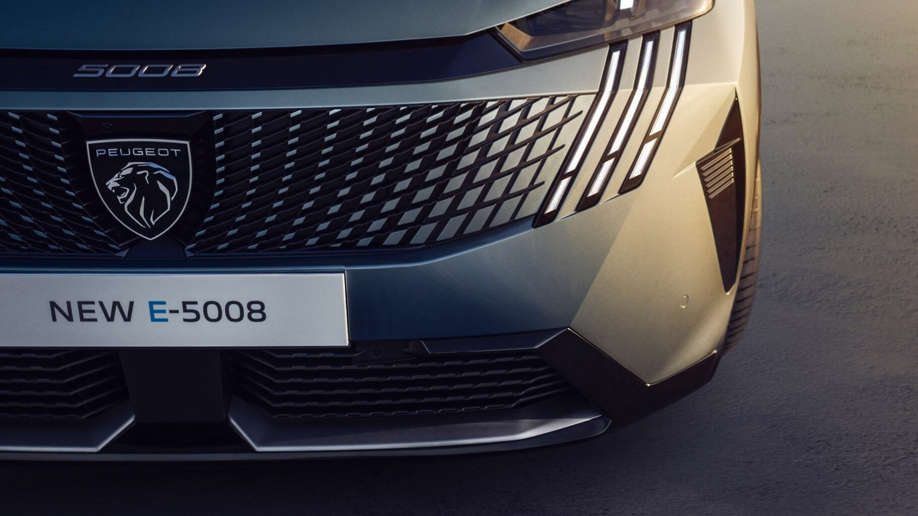 Nuovo Peugeot E5008 elettrico da Spazio a Torino